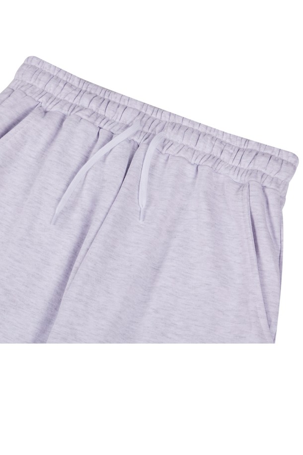 씨알에스디엘 1993 미드필더 조거 팬츠는 블랙, 그레이, 라이트 그레이, 오트밀 4가지 색상으로 출시되었으며, 부드러운 면과 폴리에스테르 혼방 소재에 기모 안감으로 따뜻하고 편안한 착용감을 선사합니다. 릴랙스 핏과 조거핏 디자인으로 활동성을 높였으며, 하이 엘라스틱 밴딩, 사이드 포켓, 강화된 밑단, 클린 실루엣 등의 디테일로 실용성과 스타일을 모두 갖췄습니다. 사계절 내내 일상복으로 활용하기 좋은 스포티하면서도 캐주얼한 무드의 조거 팬츠입니다.
