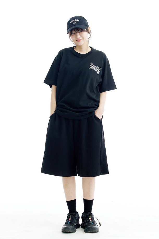 씨알에스디엘 미니멀 와이드 트레이닝 에센셜 사이드 절개 버뮤다 숏팬츠는 미니멀하고 스포티한 스타일을 추구하는 남녀 공용 제품입니다. 블랙과 그레이 두 가지 색상으로 출시되었으며, 여름철 일상 및 스포츠 활동에 적합합니다. 면과 폴리에스테르 혼방의 부드러운 촉감과 얇은 두께로 편안한 착용감을 제공하며, 와이드 핏으로 활동성을 높였습니다. 사이드 절개 디테일과 고탄력 밴딩, 내구성 강화 스티칭, 형태 안정성을 갖춘 디자인으로 동네 마실룩, 여행룩, 휴가룩 등 다양한 TPO에 활용하기 좋습니다.
