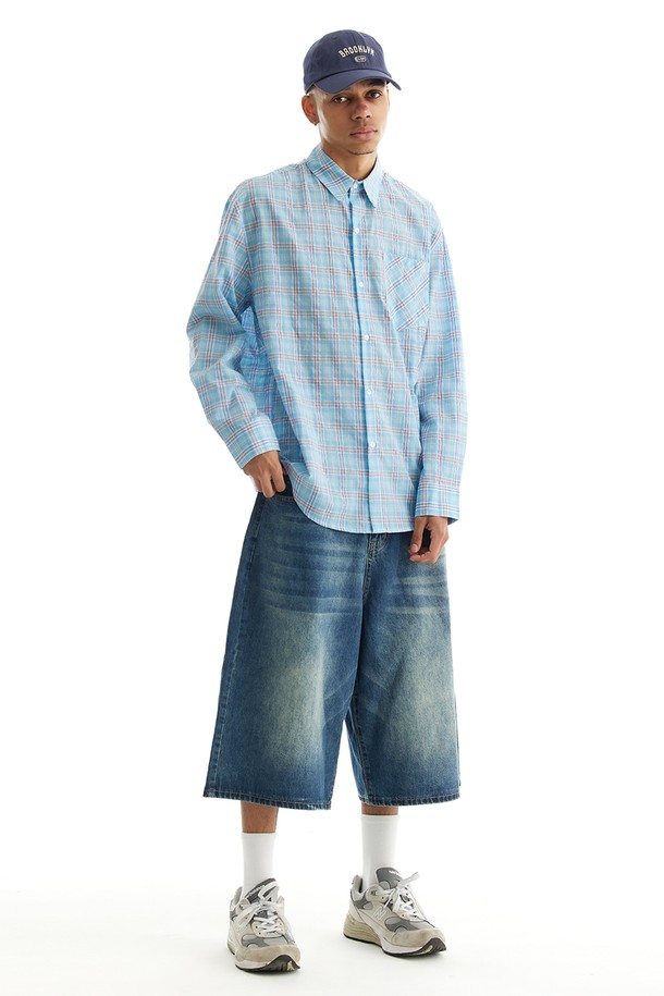 씨알에스디엘 빈티지 타탄 오버핏 플란넬 셔츠는 스카이블루와 옐로우 컬러의 체크 패턴이 돋보이는 남성용 셔츠입니다. 면 소재로 제작되어 부드러운 촉감을 제공하며, 얇은 두께감으로 여름철에도 시원하게 착용할 수 있습니다. 넉넉한 오버핏에 긴 소매 기장으로 캐주얼하면서도 빈티지한 스타일을 연출하며, 스탠다드 카라 디자인으로 깔끔함을 더했습니다. 동네 마실룩이나 여행룩에 적합하며, 내외 착용이 가능하고 소매단과 밑단의 부드러운 마감, 내구성 있는 스티치, 칼라 변형을 최소화한 스티치 디테일로 완성도를 높였습니다.
