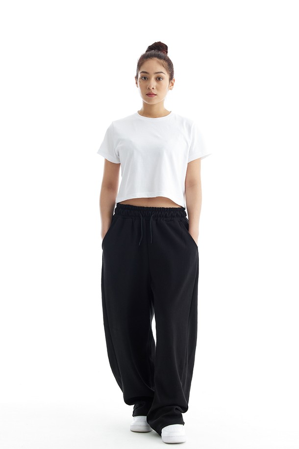 씨알에스디엘 미니멀 와이드 트레이닝 에센셜 사이드 절개 버뮤다 팬츠는 미니멀하고 스포티한 스타일을 추구하는 분들을 위한 바지입니다. 부드러운 폴리에스테르 소재로 제작되어 편안한 착용감을 제공하며, 얇은 두께감으로 사계절 내내 활용 가능합니다. 루즈핏 와이드 실루엣에 밴딩 처리로 활동성을 높였으며, 사이드 절개 디테일로 포인트를 더했습니다. 일상복, 피트니스룩, 산책룩 등 다양한 TPO에 맞춰 활용할 수 있는 실용적인 아이템입니다.
