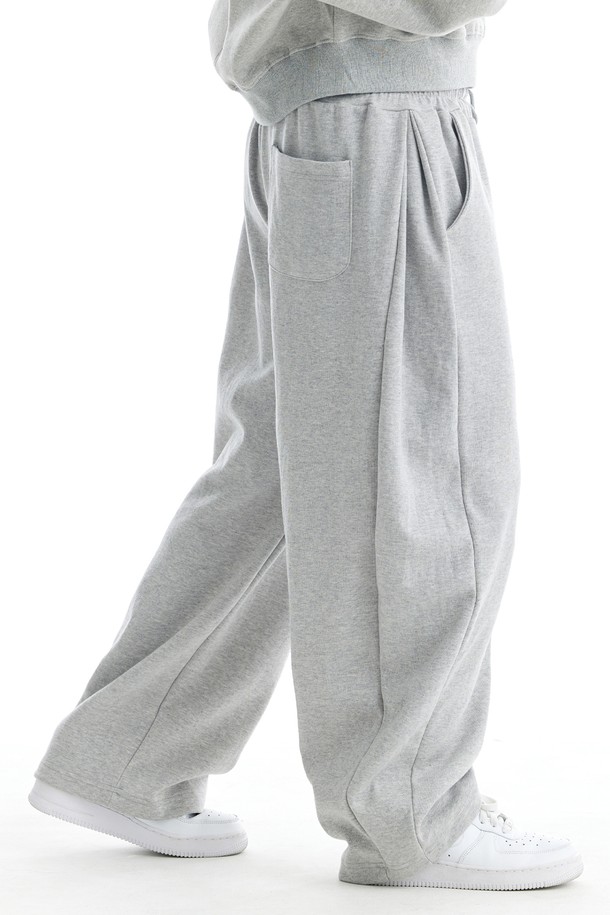 씨알에스디엘 미니멀 와이드 트레이닝 에센셜 사이드 절개 버뮤다 팬츠는 남녀 공용으로, 일상 및 가벼운 운동 시 편안하게 착용할 수 있는 반바지입니다. 블랙과 그레이 두 가지 색상으로 출시되었으며, 부드러운 면과 폴리에스테르 혼방 소재를 사용하여 흡습성과 신축성이 뛰어납니다. 와이드 핏에 사이드 절개 디테일을 더해 미니멀하면서도 스포티한 무드를 연출합니다. 허리 밴드 꼬임 방지 설계를 적용했으며, 뒷주머니와 밑단 깔끔한 마감, 사이드 버튼 디테일을 더해 실용성을 높였습니다. 컴포트 핏으로 제작되어 편안한 착용감을 선사합니다.
