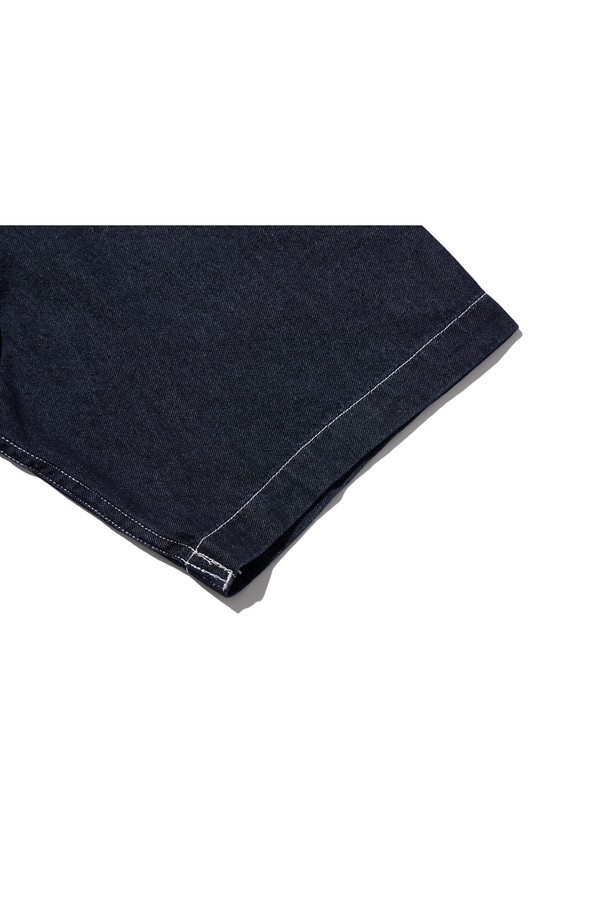 씨알에스디엘 에어로 에센셜 워싱 데님 반팔셔츠는 남녀 모두 착용 가능한 캐주얼 베이직 스타일의 데님 셔츠입니다. 부드러운 코튼과 폴리에스테르 혼방 소재로 제작되었으며, 여름철 얇게 착용하기 좋습니다. 블랙과 그레이 두 가지 색상으로 출시되었으며, 레귤러핏에 스탠다드 카라, 앞가슴 포켓, 고급스러운 디자인의 단추, 깔끔한 봉제 마감으로 완성도를 높였습니다.
