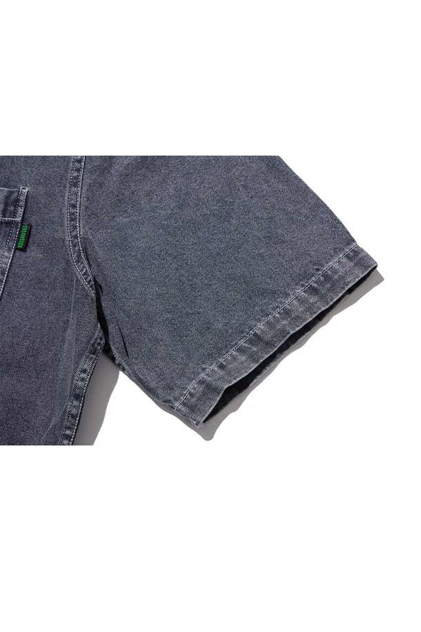 씨알에스디엘 에어로 에센셜 워싱 데님 반팔셔츠는 남녀 모두 착용 가능한 베이직하고 캐주얼한 스타일의 데님 반팔 셔츠입니다. 부드러운 면과 폴리에스테르 혼방 소재로 제작되어 얇고 가벼운 착용감을 선사하며, 블랙과 그레이 두 가지 컬러로 만나볼 수 있습니다. 스탠다드 카라, 레귤러핏, 앞가슴 포켓, 고급스러운 단추, 포인트 라벨 디테일이 특징이며, 이너 또는 아우터로 활용 가능하여 여름철 다양한 스타일 연출에 용이합니다.
