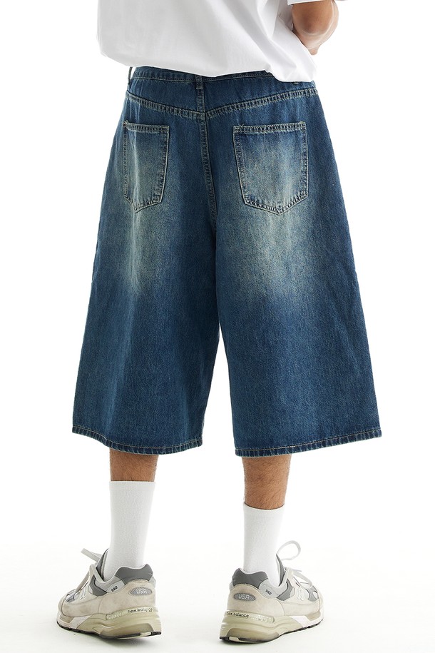 씨알에스디엘의 워시드 자이언트 빅 버뮤다 데님 쇼츠는 남성용 데님 쇼츠로, 딥 블루와 딥 블랙 두 가지 색상으로 제공됩니다. 여름철 일상복으로 적합하며, 8부 기장의 와이드 핏으로 자연스럽게 떨어지는 실루엣을 연출합니다. 허리 뒷부분 밴딩 처리와 리벳 디테일 포켓, 코인 포켓, 뒷포켓 등의 특징을 갖춘 스트릿 스타일의 면 소재 바지입니다.
