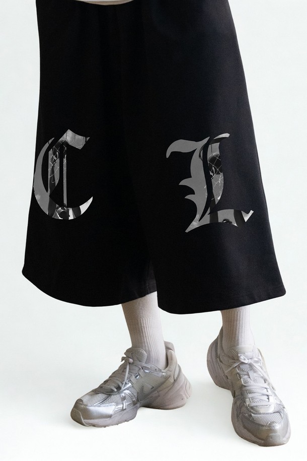 씨알에스디엘 바스켓볼 스트릿 서터파이드 버뮤다 자이언트 9부 숏팬츠는 남성용 오버핏 스타일의 숏팬츠입니다. 면과 폴리에스테르 혼방 소재로 제작되어 부드러운 촉감을 제공하며, 고탄력 밴딩과 뒷포켓으로 활동성을 높였습니다. 블랙과 그레이 두 가지 색상으로 출시되어 일상 및 스포츠 활동에 모두 적합하며, 9부 기장으로 트렌디한 스트릿 무드를 연출합니다.
