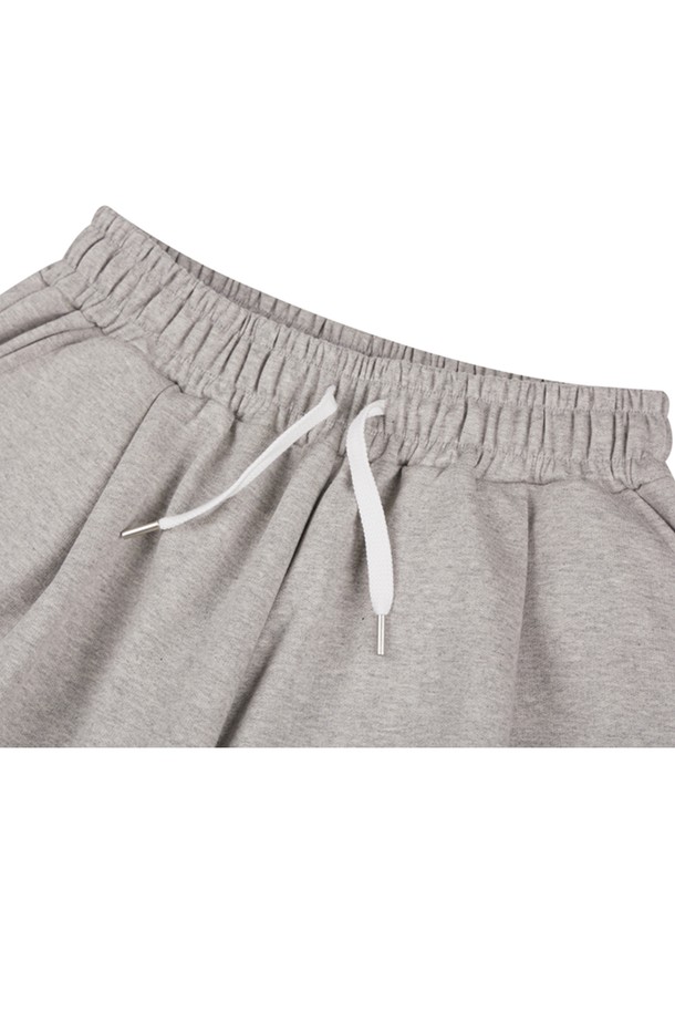 **씨알에스디엘 바스켓볼 스트릿 서터파이드 버뮤다 자이언트 9부 숏팬츠**는 남성용으로, 블랙과 그레이 두 가지 색상으로 출시되었습니다. 면과 폴리에스테르 혼방 소재로 제작되어 부드러운 촉감과 편안한 착용감을 제공하며, 오버핏 9부 기장으로 스포티하면서도 스트릿한 스타일을 연출합니다. 하이 엘라스틱 밴딩, 넉넉한 뒷주머니, 꼬임 최소화 디자인으로 활동성을 높였으며, 일상복과 스포츠 활동 모두에 적합합니다.
