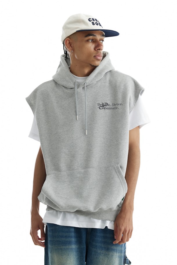 씨알에스디엘 1984 도미네이트 나시 후드티 그레이는 면과 폴리에스테르 혼방 소재로 제작되어 부드러운 촉감과 흡습 기능을 제공하며, 여름철 일상에서 편안하게 착용할 수 있습니다. 스포티하고 캐주얼한 스타일을 연출하며, 농구 테마의 텍스트 프린트와 민소매 디자인이 특징입니다. 세미 오버핏으로 제작되었으며, 넉넉한 후드 깊이와 더블 스티치 봉제 넥라인, 스트링 마감 처리로 디테일을 더했습니다.
