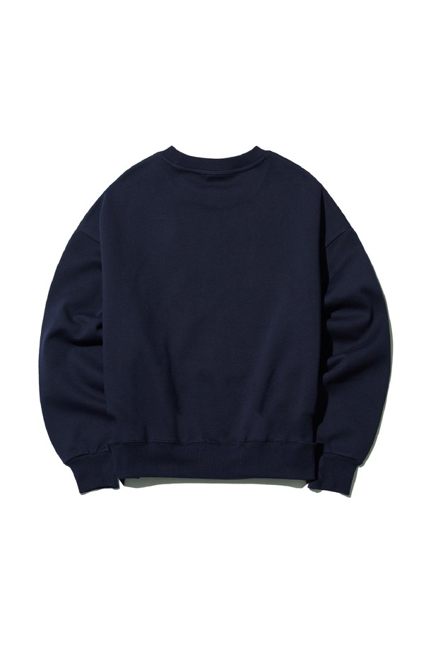 **씨알에스디엘 노이즈 카모 그래픽 맨투맨 (기모)**은 추운 계절에도 따뜻하고 스타일리시하게 연출할 수 있는 남성용 맨투맨입니다. 네이비 컬러에 카모 패턴과 로고가 포인트로 들어가 캐주얼하면서도 스트릿한 무드를 자아냅니다. 부드러운 촉감의 면 소재에 두꺼운 기모 안감으로 제작되어 보온성을 높였으며, 레귤러핏으로 편안한 착용감을 제공합니다. 일상, 집콕, 산책 등 다양한 TPO에 활용 가능하며, 미니멀, 캐주얼, 스트리트 스타일을 즐겨 입는 남성에게 추천합니다. 긴소매 라운드넥 디자인으로 어떤 하의와도 잘 어울립니다.
