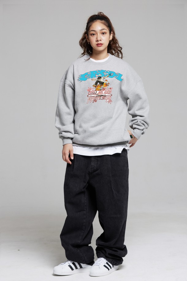 씨알에스디엘 파이어 온더 보드 스케이트 맨투맨 (기모 OR 논기모)은 캐주얼, 스트릿, 미니멀 스타일을 즐기는 분들을 위한 오버핏 맨투맨입니다. 부드러운 촉감의 면 소재로 제작되었으며, 안감은 기모 처리되어 가을, 겨울철에도 따뜻하게 착용할 수 있습니다. 그레이 컬러에 스케이트보드 그래픽과 로고 프린팅으로 포인트를 더했습니다. 라운드넥, 긴 소매 디자인으로 데일리룩, 집콕룩, 산책룩 등 다양한 TPO에 활용하기 좋습니다. 두꺼운 두께감으로 안정감 있는 착용감을 선사합니다.
