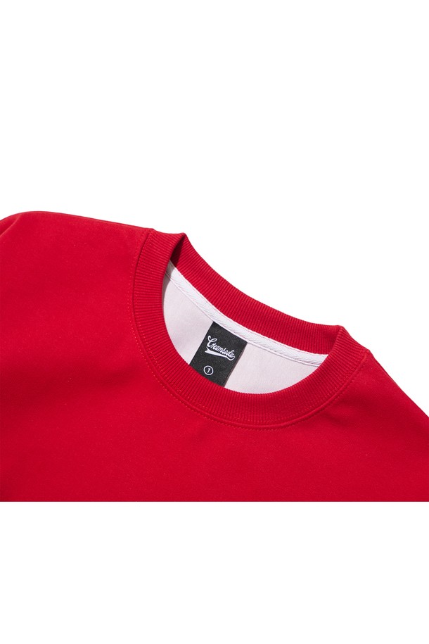 씨알에스디엘 파이어 온더 보드 스케이트 맨투맨은 남녀 모두 착용 가능한 캐주얼 & 스트릿 스타일의 맨투맨입니다. 블랙, 그레이, 라이트그레이, 오트밀, 레드, 네이비 6가지 색상으로 출시되었으며, 가을, 겨울 시즌에 적합한 두꺼운 두께감과 부드러운 촉감의 기모 안감으로 따뜻함을 더했습니다. 면과 폴리에스테르 혼방 소재로 제작되었으며, 세미 오버핏과 라운드넥 디자인으로 편안한 착용감을 선사합니다. 로고 프린트가 돋보이며, 2바늘 커버스티치, 3본 지그재그 스티치, 텀블 워싱 처리, 텐터 가공 등 꼼꼼한 마감으로 내구성을 높였습니다. 겨울 데일리룩, 집콕룩, 산책룩 등 다양한 TPO에 활용하기 좋습니다.
