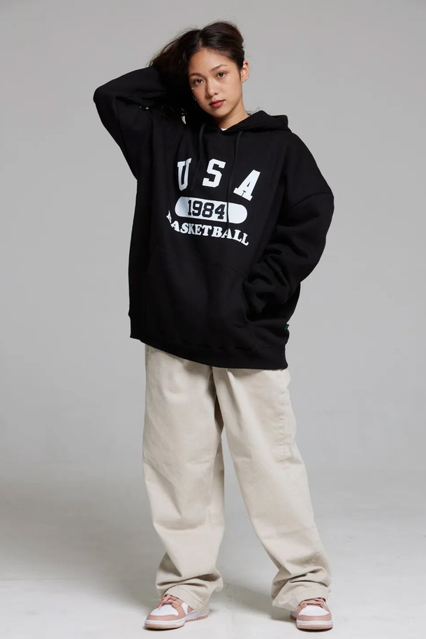 엘에이비 유에스에이 바스켓볼 후드티는 남성용 상의로, 가을과 겨울에 어울리는 두꺼운 두께감의 후드티입니다. 블랙과 그레이 두 가지 색상으로 출시되었으며, 일상복으로 활용하기 좋습니다. 90년대 스트릿 패션을 연상시키는 디자인으로, 루즈핏과 오버핏의 넉넉한 핏을 제공합니다. 면과 폴리에스테르 혼방 소재로 제작되어 부드러운 촉감을 느낄 수 있으며, 로고와 프린트 패턴이 특징입니다. 드롭숄더, 넓은 암홀, 립원단 마감, 이중 스티치 네크라인, 견고한 스트링 팁 등 디테일한 디자인이 돋보입니다.
