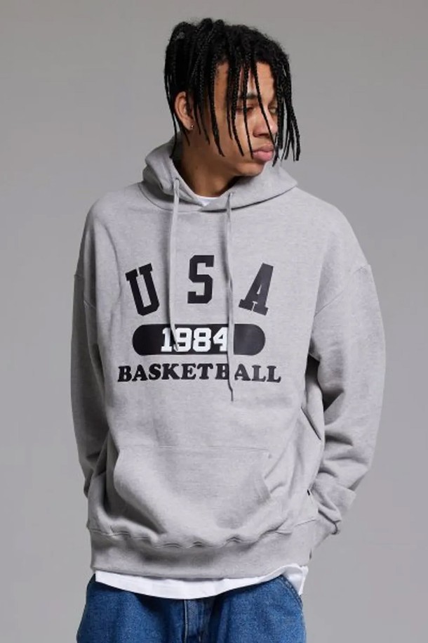 엘에이비 유에스에이 바스켓볼 후드티는 남녀공용으로, 봄, 가을, 겨울에 착용하기 좋은 두꺼운 두께감의 후드티입니다. 90년대 스트릿 패션을 연상시키는 루즈핏 스타일로, 그레이와 블랙 두 가지 색상으로 만나볼 수 있습니다. 면과 폴리에스테르 혼방 소재로 제작되어 부드러운 촉감을 선사하며, 로고 프린트가 돋보입니다. 넓은 바디, A라인 실루엣, 립 원단 마감, 텐터 가공 원단으로 완성되어 겨울 데일리룩에 따뜻함과 스타일을 더합니다. 긴 소매 기장과 후드 디자인으로 보온성을 높였습니다.
