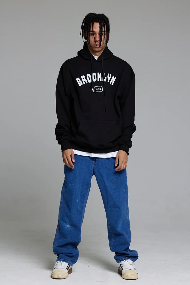 엘에이비 브루클린 네추럴핏 후드티는 70-80년대 미국 대학 스웨트셔츠 후드에서 영감을 받아 디자인된 상의입니다. 남녀 모두 착용 가능하며, 캐주얼 및 스트릿 스타일을 연출하기에 좋습니다. 부드러운 면과 폴리에스테르 혼방 소재로 제작되어 가을, 겨울에 따뜻하게 입을 수 있습니다. 두꺼운 두께감과 네추럴핏, 드롭 숄더 라인으로 편안한 착용감을 선사합니다. 블랙과 그레이 두 가지 색상으로 출시되었으며, 집콕룩이나 겨울 데일리룩으로 활용하기 좋습니다.
