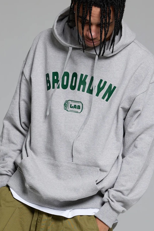 엘에이비 브루클린 네추럴핏 후드티는 부드러운 촉감의 면, 폴리에스테르 혼방 소재로 제작되어 편안한 착용감을 선사합니다. 릴랙스핏으로 제작되어 여유로운 실루엣을 연출하며, 캐주얼 및 스트릿 스타일을 모두 소화할 수 있습니다. 그레이와 블랙 두 가지 색상으로 출시되어 다양한 룩에 활용 가능하며, 봄, 가을, 겨울 3계절 모두 착용할 수 있습니다. 더블스티치 넥라인, 강화된 스트링 팁, 리브 원단, 텐터 가공, 텀블 워싱 처리 등 섬세한 디테일이 돋보입니다. 집콕룩, 겨울 데일리룩, 산책룩 등 어떤 TPO에도 잘 어울립니다.
