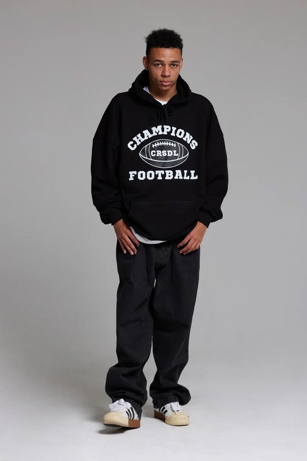 엘에이비 챔피언 풋볼 후드티는 90년대 스트리트 패션을 현대적으로 재해석한 후드티입니다. 부드러운 면과 폴리에스테르 혼방 소재로 제작되어 편안한 착용감을 선사합니다. 루즈핏과 오버핏으로 여유로운 실루엣을 연출하며, 풋볼 패턴 디자인이 특징입니다. 두꺼운 두께감과 긴 소매 기장, 넓은 암홀과 A라인 실루엣, 그리고 내구성이 뛰어난 립 원단을 사용하여 보온성과 활동성을 높였습니다. 두 번의 워싱 가공과 더블 스티치 넥라인 봉제로 튼튼하게 제작되었으며, 넉넉한 통과 긴 기장으로 다양한 스타일을 소화할 수 있습니다.
