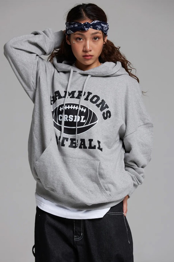 엘에이비 챔피언 풋볼 후드티는 남녀공용으로, 가을과 겨울에 따뜻하게 착용하기 좋은 후드티입니다. 부드러운 면과 폴리에스테르 혼방 소재로 제작되어 편안한 착용감을 선사하며, 안감은 기모 처리되어 보온성을 높였습니다. 루즈핏으로 제작되어 활동성이 뛰어나고, 90년대 스트릿 패션을 연상시키는 스포티, 스트릿, 캐주얼 스타일 연출에 적합합니다. 챔피언/풋볼 테마 디자인과 로고, 프린트, 두꺼운 두께감, 긴 소매, 강화된 립 마감, 내구성 있는 드로우스트링, 이중 스티치 넥라인 등의 특징을 갖추었습니다.
