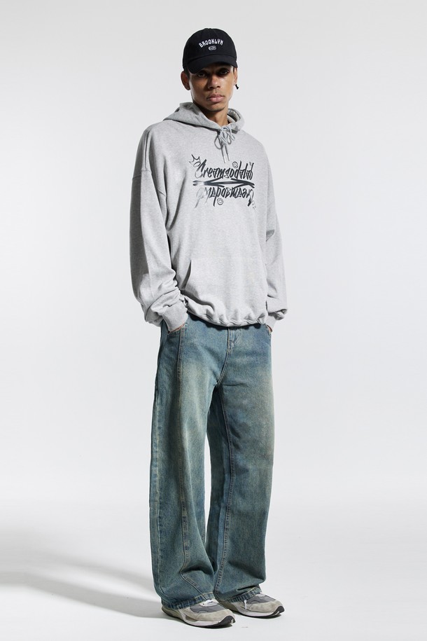 엘에이비 씨알에스디엘 레터링 후드티는 캐주얼, 스트릿, 미니멀 스타일을 즐기는 분들을 위한 겨울 필수 아이템입니다. 부드러운 면 소재에 기모 안감으로 제작되어 뛰어난 착용감을 선사하며, 두꺼운 두께감으로 한겨울 추위에도 따뜻하게 입을 수 있습니다. 넉넉한 후드 깊이와 견고한 스트링 팁, 립(시보리) 밑단, 더블 스티치 넥라인 등의 디테일이 돋보입니다. 세미 오버핏으로 편안하게 떨어지는 핏을 제공하며, 레터링 패턴이 포인트로 들어가 밋밋함을 덜어줍니다. 일상, 집콕, 산책 등 다양한 TPO에 활용하여 개성 있는 겨울 데일리룩을 연출해보세요.
