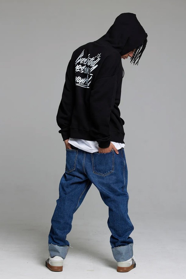 엘에이비 바스켓볼 레슨원 후드티는 가을, 겨울 시즌에 어울리는 공용 후드티입니다. 부드러운 촉감의 면과 폴리에스테르 혼방 소재로 제작되어 보온성이 뛰어나며, 플리스 안감으로 포근함을 더했습니다. 70-80년대 빈티지 후드 디자인과 드롭 숄더, 오버핏 스타일로 캐주얼하고 스포티한 무드를 연출합니다. 이중 스티치 넥라인과 리브드 원단, 변형방지 처리로 내구성을 높였으며, 일상, 집콕, 산책 등 다양한 TPO에 활용하기 좋습니다. 그레이 블랙, 블랙 두 가지 색상으로 출시되었습니다.
