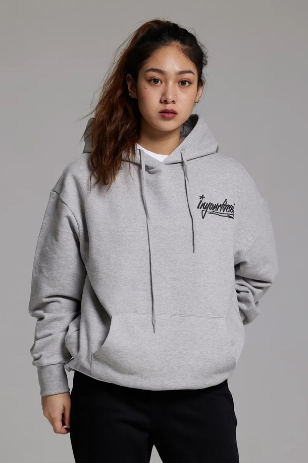 엘에이비 바스켓볼 레슨원 후드티는 편안한 착용감의 오버핏 후드 스타일 상의입니다. 부드러운 면 소재로 제작되어 봄, 가을, 겨울철에 착용하기 좋으며, 일상 및 스포츠 활동 모두에 적합합니다. 그레이 컬러에 레터링 프린트가 포인트로 들어가 스포티하면서도 캐주얼한 무드를 연출합니다. 두꺼운 두께감으로 겨울철 데일리룩에 따뜻함을 더하며, 긴 소매 기장으로 활동성을 높였습니다.
