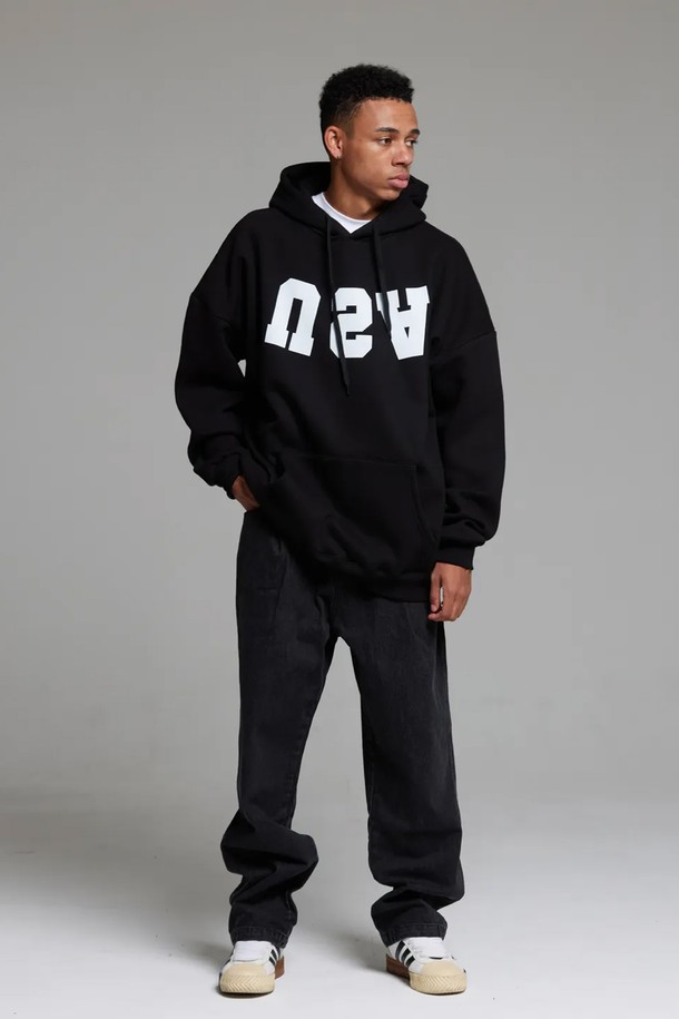 **엘에이비 리버스 유에스에이 후드티**는 90년대 스트릿 패션을 현대적으로 재해석한 남성용 상의입니다. 두꺼운 면 소재로 제작되어 보온성이 뛰어나며, 봄, 가을, 겨울 계절에 활용하기 좋습니다. 루즈핏과 오버핏으로 편안한 착용감을 선사하며, 넓은 실루엣과 A라인 실루엣이 특징입니다. 후드 디자인과 긴소매, 로고 패턴으로 캐주얼하고 스트릿한 스타일을 연출합니다. 겨울 데일리룩, 집콕룩, 동네 마실룩 등 다양한 TPO에 활용 가능하며, 부드러운 촉감과 리브 원단 밑단 마감으로 편안함을 더했습니다.
