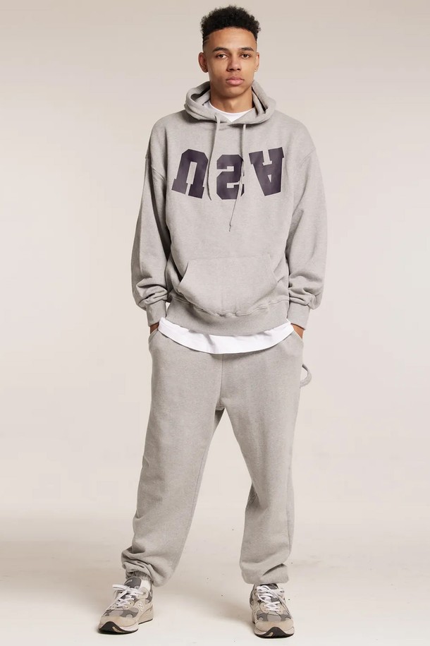 엘에이비 리버스 유에스에이 후드티는 가을, 겨울 시즌에 적합한 남녀 공용 후드티입니다. 90년대 스트리트 패션을 연상시키는 디자인으로, 루즈핏과 오버핏 두 가지 스타일을 선택할 수 있습니다. 부드러운 촉감의 면과 기모 소재를 사용하여 따뜻하고 편안한 착용감을 제공하며, 넉넉한 깊이의 후드와 견고한 스트링 마감으로 실용성을 더했습니다. 덤블워싱 및 텐터 가공 처리로 변형을 최소화했으며, 내구성이 높은 시보리 원단을 사용하여 오래도록 즐겨 입을 수 있습니다. 캐주얼, 스트리트, 미니멀 스타일을 모두 소화 가능한 데일리 아이템입니다.
