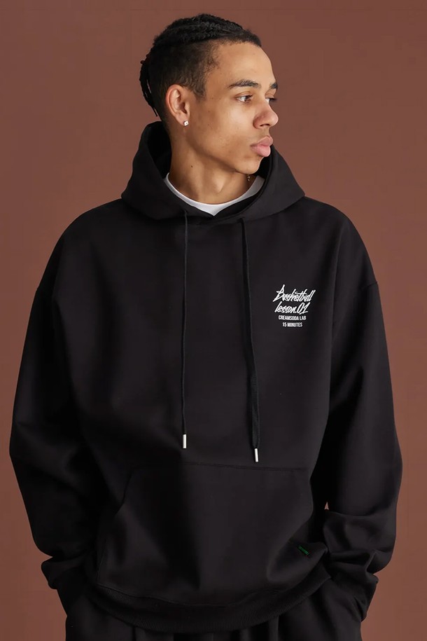 엘에이비 쿼터 팀플레이 후드티는 남녀 공용으로, 가을과 겨울에 따뜻하게 입을 수 있는 캐주얼 & 스트릿 스타일의 후드티입니다. 부드러운 면과 폴리에스테르 혼방 소재로 제작되어 포근한 촉감을 선사하며, 두꺼운 두께감으로 보온성을 높였습니다. 세미 오버핏으로 편안한 착용감을 제공하며, 블랙, 화이트, 그레이 세 가지 기본 색상으로 출시되었습니다. 이중 스티치 넥라인과 립원단 보강, 튼튼한 후드 스트링 마감으로 내구성을 높여 오랫동안 즐겨 입을 수 있습니다. 일상, 집콕, 산책 등 다양한 상황에서 스타일리시하게 연출해보세요.
