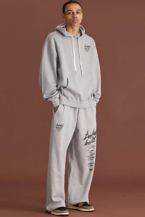 엘에이비 쿼터 팀플레이 후드티는 부드러운 면 소재로 제작되어 편안한 착용감을 선사합니다. 가을, 겨울 시즌에 적합하며, 스포티하면서도 캐주얼한 스타일을 연출합니다. 오버핏 디자인과 긴 소매 기장으로 트렌디한 핏을 제공하며, 후면에 레터링 프린팅으로 포인트를 더했습니다. 일상, 집콕룩, 산책룩 등 다양한 TPO에 활용하기 좋으며, 두꺼운 두께감으로 따뜻하게 착용할 수 있습니다. 그레이 컬러의 후드 디자인으로 어떤 스타일에도 쉽게 매치할 수 있습니다.
