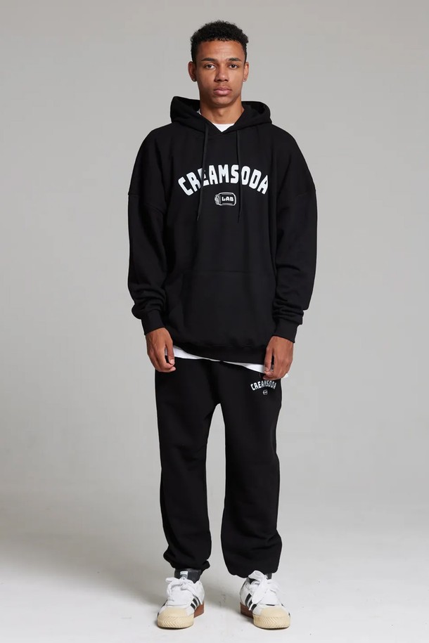 엘에이비 오지 아크로고 후드티는 남녀 모두 착용 가능한 루즈핏 후드티입니다. 가을, 겨울에 적합하며, 부드러운 촉감의 면과 폴리에스테르 혼방 소재로 제작되어 편안한 착용감을 선사합니다. 그레이와 블랙 두 가지 색상으로 출시되었으며, 스트릿, 캐주얼 스타일을 연출하기 좋습니다. 텐터 가공 원단과 더블스티치 네크라인, 강화된 끈팁, 리브 원단 밑단 등의 디테일로 내구성을 높였습니다. 겨울 데일리룩, 집콕룩, 산책룩 등 다양한 TPO에 활용할 수 있습니다.
