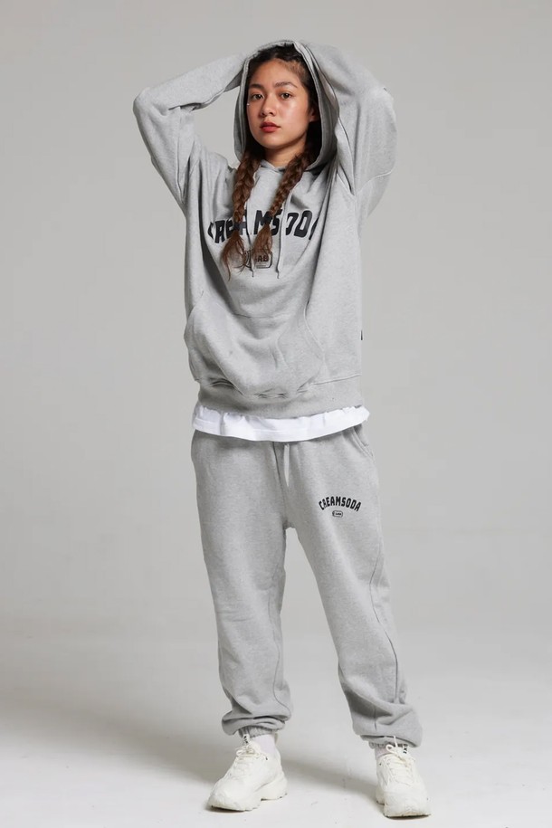 엘에이비 오지 아크로고 후드티는 가을과 겨울, 쌀쌀한 날씨에도 따뜻하고 스타일리시하게 연출할 수 있는 후드티입니다. 부드러운 플리스 소재로 제작되어 뛰어난 착용감을 자랑하며, 오버핏과 루즈핏으로 편안한 활동성을 제공합니다. 90년대 스트릿 패션을 현대적으로 재해석한 디자인으로, A라인 실루엣과 넓은 암홀이 특징입니다. 이중 스티치 넥라인과 리브 원단 소매단 및 밑단 마감으로 퀄리티를 높였으며, 데일리룩, 집콕룩, 산책룩 등 다양한 TPO에 캐주얼, 스트리트, 미니멀 스타일로 활용하기 좋습니다. 그레이 컬러에 로고 패턴이 돋보이는 엘에이비 오지 아크로고 후드티로 당신의 겨울 스타일을 완성하세요.
