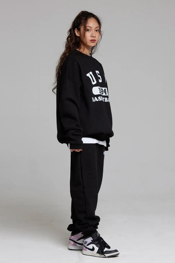 엘에이비 유에스에이 바스켓볼 맨투맨은 남녀 모두 착용 가능한 블랙 컬러의 맨투맨입니다. 90년대 스트릿 패션을 연상시키는 디자인으로, 일상과 캐주얼 스타일 모두에 잘 어울립니다. 부드러운 면과 폴리에스테르 혼방 소재에 기모 안감을 더해 겨울철에도 따뜻하게 착용할 수 있습니다. 오버핏과 루즈핏으로 편안한 착용감을 제공하며, 긴 소매와 라운드넥 디자인이 특징입니다. 2바늘 커버스티치 마감, 리브 소매단과 밑단, 사이드심 포인트 라벨, 변형 및 수축 방지 처리 등 꼼꼼한 마감으로 퀄리티를 높였습니다.