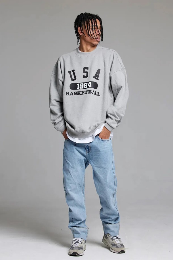 엘에이비 유에스에이 바스켓볼 맨투맨은 90년대 스트릿 감성을 담아낸 레트로 핏 맨투맨입니다. 남성용이며, 부드러운 촉감의 면, 폴리에스테르 혼방 소재로 제작되어 봄, 가을, 겨울에 착용하기 좋습니다. 루즈핏에 라운드넥 디자인으로 편안한 착용감을 제공하며, 두꺼운 두께감으로 따뜻함을 더했습니다. 그레이 컬러에 로고 프린트가 돋보이며, 넓은 어깨 라인과 A라인 실루엣이 특징입니다. 일상, 동네 마실룩, 겨울 데일리룩 등 다양한 TPO에 맞춰 스포티, 스트리트, 캐주얼 스타일을 연출할 수 있습니다.
