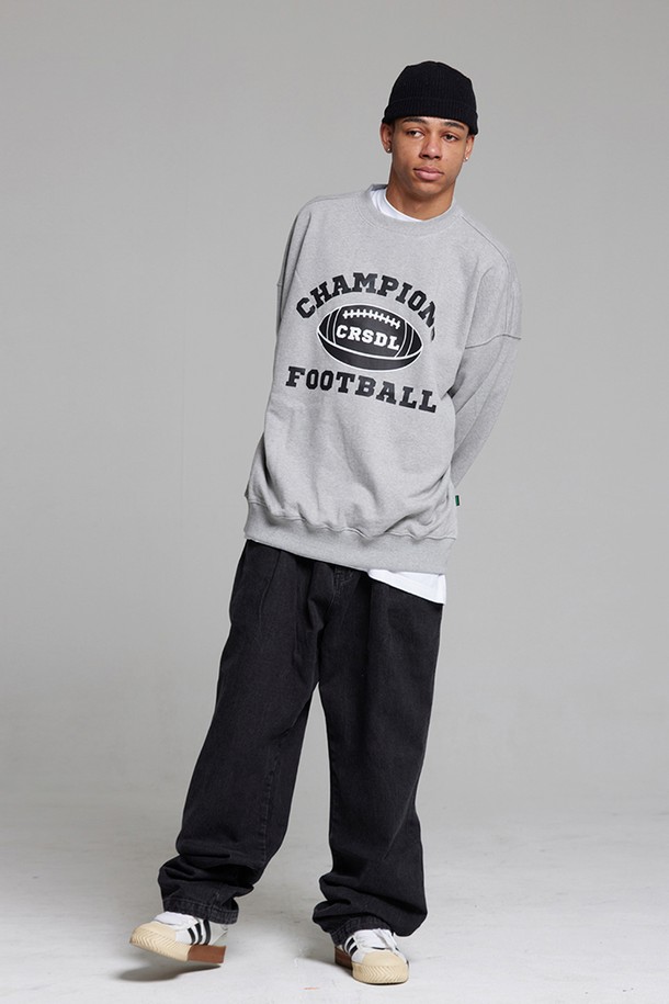 엘에이비 챔피언 풋볼 맨투맨은 남녀 모두 착용 가능한 루즈핏의 맨투맨입니다. 부드러운 촉감의 면, 폴리에스테르 혼방 소재로 제작되었으며, 봄, 가을, 겨울에 착용하기 좋습니다. 그레이 컬러에 로고 및 프린트 패턴이 돋보이며, 라운드넥에 긴소매 디자인입니다. 2바늘 커버스티치, 텐터 가공, 텀블 워싱 처리로 완성도를 높였으며, 캐주얼, 스포티, 미니멀 스타일을 연출하기에 용이합니다. 겨울 데일리룩, 산책룩에 활용하기 좋은 두꺼운 두께감의 맨투맨입니다.
