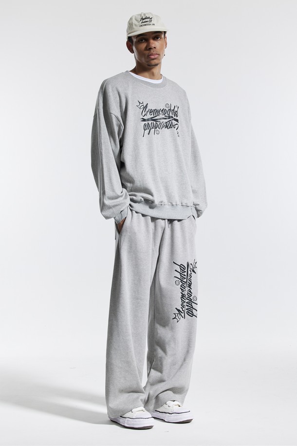 엘에이비 씨알에스디엘 레터링 맨투맨은 남녀 모두 착용 가능한 베이직하고 캐주얼한 스타일의 상의입니다. 부드러운 촉감의 면과 폴리에스테르 혼방 소재로 제작되었으며, 봄, 가을, 겨울 3계절 모두 착용 가능합니다. 넉넉한 세미오버핏에 라운드넥 디자인이며, 두꺼운 두께감과 기모 안감으로 따뜻함을 더했습니다. 블랙과 그레이 두 가지 컬러로 출시되었으며, 레터링과 로고 패턴으로 포인트를 주어 겨울 데일리룩, 미니멀, 클래식 스타일 연출에 용이합니다. 넥 라인은 2바늘 커버스티치, 소매단과 밑단은 립 마감 처리되어 있으며 사이드 라벨 디테일까지 더해져 완성도를 높였습니다.
