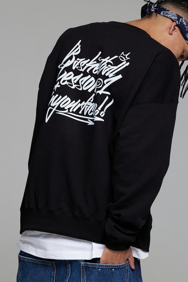 엘에이비 바스켓볼 레슨원 맨투맨은 남녀 모두 착용 가능한 루즈핏, 오버핏의 두꺼운 맨투맨입니다. 블랙 컬러에 90년대 스트리트 패션을 연상시키는 디자인으로, 일상 및 스포츠 활동에 적합합니다. 면과 폴리에스테르 혼방 소재로 제작되어 부드러운 촉감을 제공하며, 긴 소매와 라운드넥 디자인이 특징입니다. 텐터 가공 처리, 2바늘 커버스티치 마감, 리브 소매단 및 밑단, 사이드심 포인트 라벨 등 디테일한 마감 처리가 돋보입니다. 동네 마실룩, 캠핑룩, 겨울 데일리룩 등 다양한 TPO에 맞춰 스트리트, 스포티, 캐주얼 스타일을 연출할 수 있습니다.
