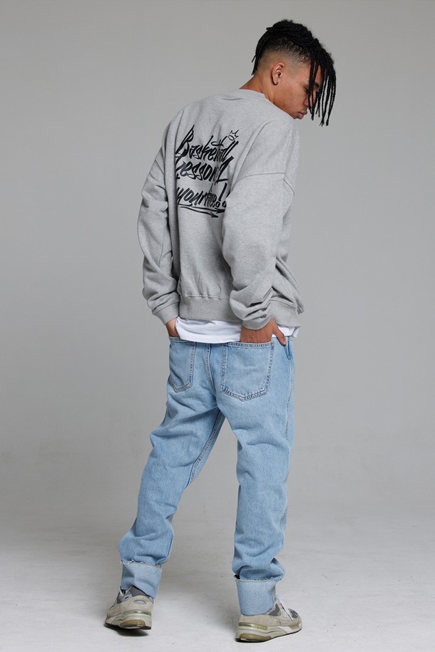 엘에이비 바스켓볼 레슨원 맨투맨은 남성용 상의로, 가을과 겨울에 활용하기 좋은 두꺼운 두께감의 면 소재 맨투맨입니다. 그레이 컬러에 농구 컨셉 디자인의 로고와 프린트 무늬가 돋보이며, 레귤러 핏과 라운드넥 디자인으로 편안한 착용감을 제공합니다. 긴 소매 기장으로 보온성을 높였으며, 부드러운 촉감으로 겨울철 데일리룩, 캐주얼, 스트리트, 미니멀 스타일을 연출하기에 좋습니다.
