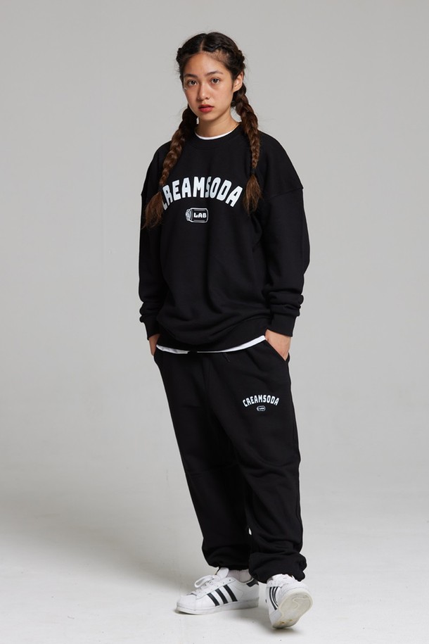 엘에이비 오지아크로고 맨투맨은 부드러운 면, 폴리에스테르 혼방 소재로 제작되어 봄, 가을, 겨울 시즌에 활용하기 좋은 두꺼운 두께감의 공용 맨투맨입니다. 캐주얼, 베이직 스타일을 기반으로 세미오버핏으로 디자인되어 편안한 착용감을 선사하며, 라운드넥과 긴 소매 기장으로 깔끔한 실루엣을 연출합니다. 텐터 가공 처리와 텀블 워싱 공정으로 완성도를 높였으며, 2바늘 커버스티치 마감, 립 마감, 사이드심 포인트 라벨 디테일로 완성도를 더했습니다. 일상생활은 물론, 편안한 겨울 데일리룩 연출에도 활용하기 좋습니다.
