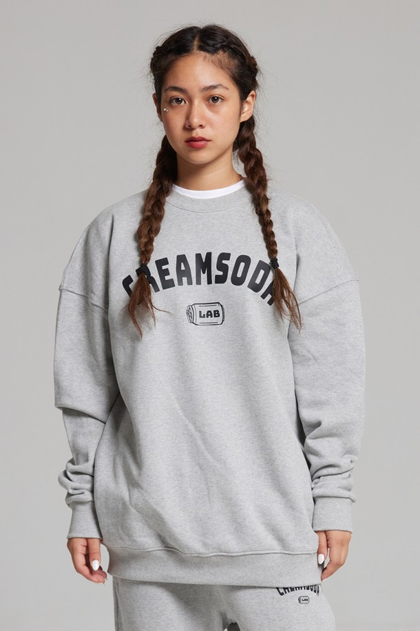 엘에이비 오지아크로고 맨투맨은 남녀 모두 착용 가능한 그레이 컬러의 캐주얼 & 베이직 스타일 맨투맨입니다. 봄, 가을, 겨울 시즌에 적합하며, 일상생활에서 편안하게 입을 수 있습니다. 세미 오버핏 레귤러 기장으로, 부드러운 면과 폴리에스테르 혼방 소재의 두꺼운 두께감이 특징입니다. 2바늘 커버스티치 마감과 지그재그 3본침 내부 스티치로 튼튼하게 제작되었으며, 리브 소매단과 밑단, 사이드 라벨 디테일로 디자인의 완성도를 높였습니다. 텀블 워싱 및 텐터 가공 처리로 변형을 최소화하여 오랫동안 착용할 수 있습니다.
