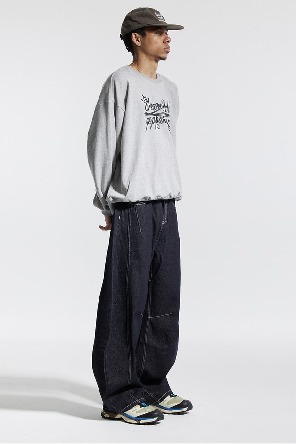 씨알에스디엘 와이드 커브드 스티치 데님 팬츠는 남녀 모두 착용 가능한 데님 팬츠입니다. 블랙과 블루 두 가지 색상으로 출시되었으며, 봄, 가을에 입기 좋은 두꺼운 두께감의 긴 기장 와이드 핏입니다. 캐주얼, 스트릿 스타일을 아우르며, 사이드 오버록 패널과 사이드 포켓, 무릎 라인 다트 디테일, 화이트 스티치, 백포켓 레더 패치 등의 특징을 가지고 있습니다. 뻣뻣한 촉감의 루즈핏으로 편안한 착용감을 선사하며, 동네 마실룩이나 여행룩에 적합합니다.
