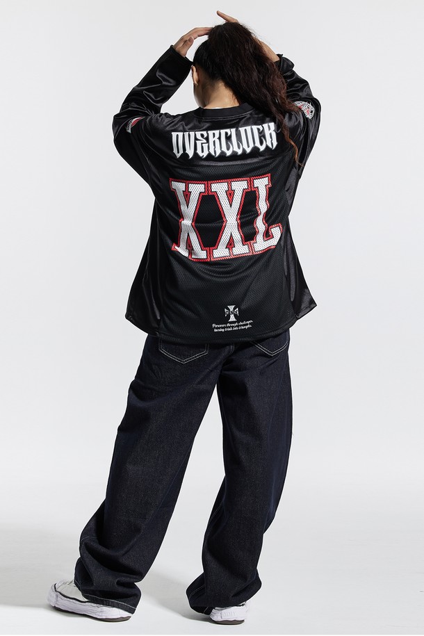 씨알에스디엘 와이드 커브드 스티치 데님 팬츠는 캐주얼, 미니멀, 시크 스타일을 추구하는 분들을 위한 사계절용 데님 팬츠입니다. 블랙과 블루 두 가지 색상으로 출시되었으며, 와이드핏의 긴 기장으로 편안한 착용감을 선사합니다. 면, 폴리에스테르, 레이온 혼방 소재로 제작되어 부드럽고 자연스러운 핏을 연출합니다. 사이드 패널 오버록 디테일, 사이드 포켓 다트, 무릎 라인 다트, 화이트 스티치, 백 포켓 가죽 패치 등 섬세한 디테일이 돋보이며, 양쪽 백 포켓으로 실용성을 더했습니다. 동네 마실룩이나 여행룩에 활용하기 좋은 아이템입니다.
