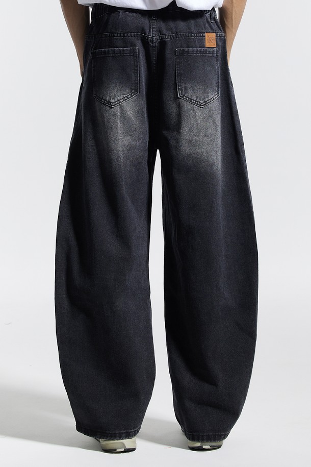 씨알에스디엘 와이드 절개 볼륨 커브드 팬츠는 남성용 바지로, 봄, 가을에 착용하기 좋습니다. 블랙 컬러의 데님 소재로 제작되었으며, 뻣뻣한 촉감과 두꺼운 두께감이 특징입니다. 루즈핏 와이드 라인으로 스트릿, 캐주얼 스타일을 연출하며, 절개 디테일과 볼륨감으로 포인트를 더했습니다. 출근룩과 모임룩에 활용하기 좋은 아이템입니다.
