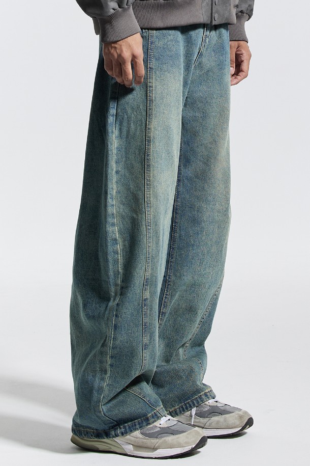 **씨알에스디엘 와이드 절개 볼륨 커브드 팬츠**는 남성을 위한 데님 소재의 긴 바지입니다. 봄, 가을에 어울리는 두꺼운 두께감과 뻣뻣한 촉감으로 제작되었으며, 루즈핏의 와이드한 실루엣을 연출합니다. 캐주얼, 스트릿, 미니멀 스타일 모두 소화 가능하며, 출근룩으로도 활용할 수 있습니다. 볼륨감 있는 핏과 절개 디테일이 특징으로, 개성 있는 스타일을 완성합니다. 블루 컬러의 무지 디자인으로 다양한 상의와 매치하기 용이합니다.
