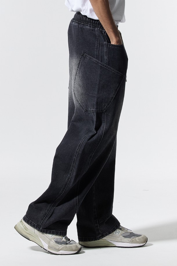 씨알에스디엘 밴딩 와이드 파이핑 사선 카고팬츠는 남성용 바지로, 캐주얼 및 스트릿 스타일을 즐기는 분들을 위한 아이템입니다. 봄, 가을에 적합하며, 뻣뻣한 데님 소재로 제작되어 두께감이 느껴지는 루즈핏 와이드 팬츠입니다. 허리 밴딩 처리로 편안한 착용감을 제공하며, 파이핑 디테일과 사선 디자인으로 포인트를 더했습니다. 동네 마실룩이나 가을 나들이룩에 활용하여 편안하면서도 스타일리시한 연출이 가능합니다.
