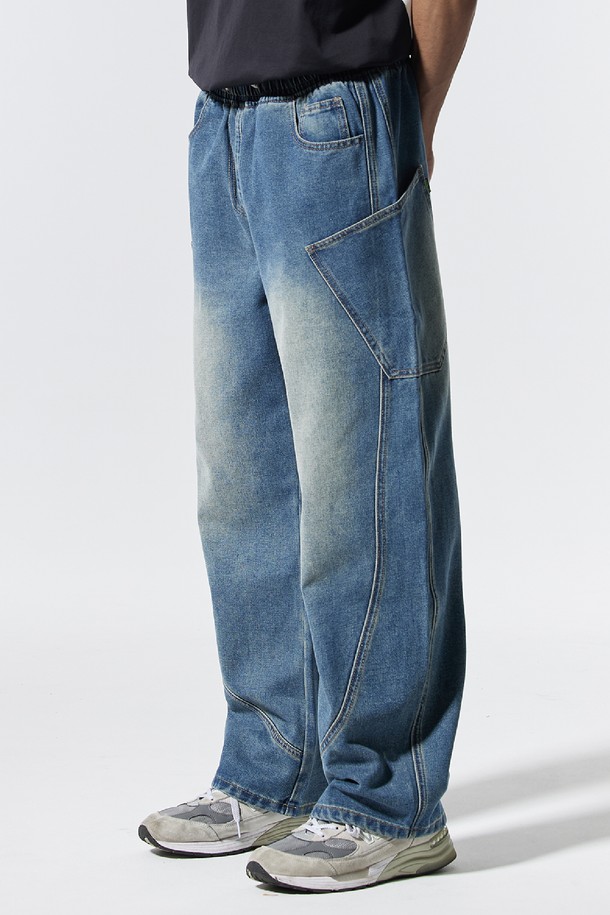 씨알에스디엘 밴딩 와이드 파이핑 사선 카고팬츠는 캐주얼, 스트릿, 미니멀 스타일을 즐기는 남성분들을 위한 데님 소재의 긴 바지입니다. 봄, 가을에 적합하며, 밴딩 처리로 편안한 착용감을 제공합니다. 와이드 핏과 루즈핏으로 트렌디한 실루엣을 연출하며, 사선 디자인과 파이핑 디테일이 돋보입니다. 동네 마실룩이나 가을 나들이룩에 활용하기 좋으며, 넉넉한 카고 포켓으로 실용성을 더했습니다.
