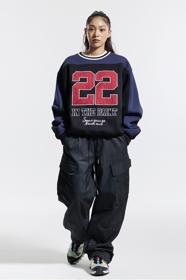 씨알에스디엘(CRS DL) 사이드 빅 카고 디링 코팅 워시드 팬츠는 남성용 카고 팬츠입니다. 블랙, 그레이, 차콜 세 가지 색상으로 출시되었으며, 봄, 가을에 착용하기 좋습니다. 스트릿 및 캐주얼 스타일을 연출하기에 적합하며, 밴딩 처리된 허리와 루즈핏으로 편안한 착용감을 제공합니다. 사이드 카고 포켓과 벨트 D링 디테일이 특징이며, 바지 밑단 스트링으로 다양한 연출이 가능합니다. 전면 코팅 디테일과 워싱 처리로 독특한 분위기를 더했으며, 폴리에스테르 소재로 제작되어 수축과 변형을 최소화하고 형태 유지력이 우수하며 흡수 및 건조가 빠릅니다.
