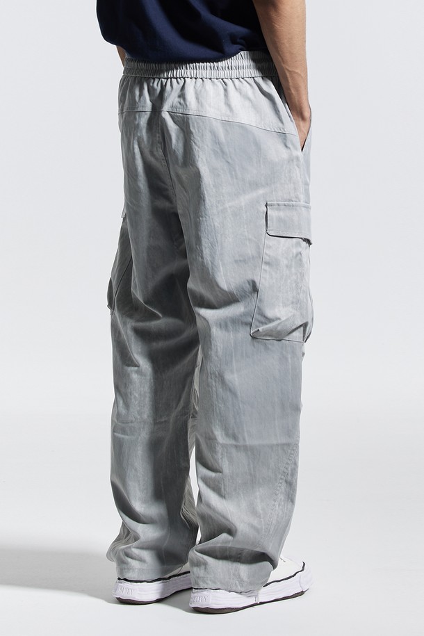 씨알에스디엘 사이드 빅 카고 디링 코팅 워시드 팬츠는 스트릿 무드와 캐주얼 스타일을 동시에 연출할 수 있는 와이드핏 카고 팬츠입니다. 그레이, 블랙, 차콜 세 가지 색상으로 만나볼 수 있으며, 허리 전체 밴딩으로 편안한 착용감을 제공합니다. 사이드 카고 포켓과 벨트 D링 디테일이 특징이며, 전면 코팅으로 독특한 질감을 더했습니다. 밑단 스트링으로 다양한 스타일을 연출할 수 있으며, 빠른 흡수와 건조 기능으로 아웃도어 활동에도 적합합니다.
