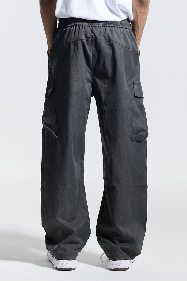 씨알에스디엘(CRS DL) 사이드 빅 카고 디링 코팅 워시드 팬츠는 스트릿, 캐주얼, 시티보이 스타일을 아우르는 남성용 카고 팬츠입니다. 봄, 가을에 착용하기 좋으며, 동네 마실룩이나 캠핑룩에 잘 어울립니다. 블랙, 그레이, 차콜 세 가지 색상으로 출시되었으며, 와이드 핏과 루즈핏으로 편안한 착용감을 제공합니다. 폴리에스테르 소재에 코팅 디테일을 더해 독특한 질감을 살렸으며, 사이드 카고 포켓, D링 디테일, 밑단 스트링, 구조적 디자인 포켓 등의 특징을 갖추었습니다. 빠른 흡수/건조 기능으로 쾌적함을 유지합니다.
