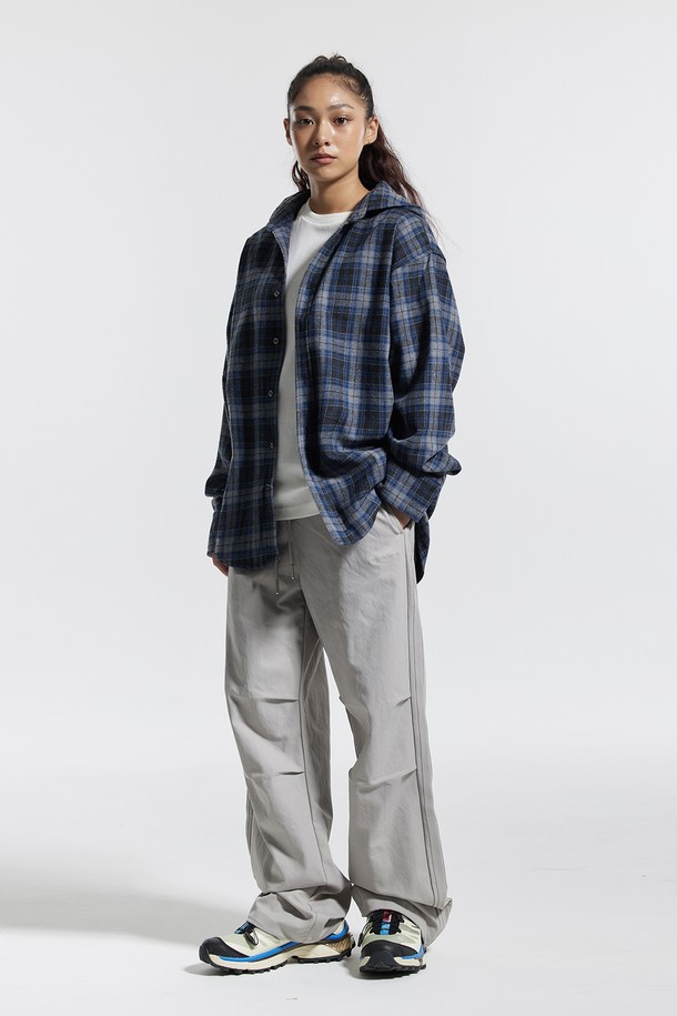 씨알에스디엘 트랙 2선 파라슈트 팬츠는 남녀 모두 착용 가능한 루즈핏 트랙 팬츠입니다. 그레이, 블랙, 카키 세 가지 색상으로 출시되었으며, 봄, 가을 시즌에 적합합니다. 가볍고 부드러운 폴리에스테르 소재로 제작되어 편안한 착용감을 선사하며, 밑단과 허리 스트링 조절로 핏을 조절할 수 있습니다. 톤온톤 자수와 포켓 사이드 포인트 라벨, 백포켓 디테일이 특징이며, 산책룩, 피트니스룩, 캐주얼, 스포티, 미니멀 스타일을 즐기는 분들께 추천합니다.
