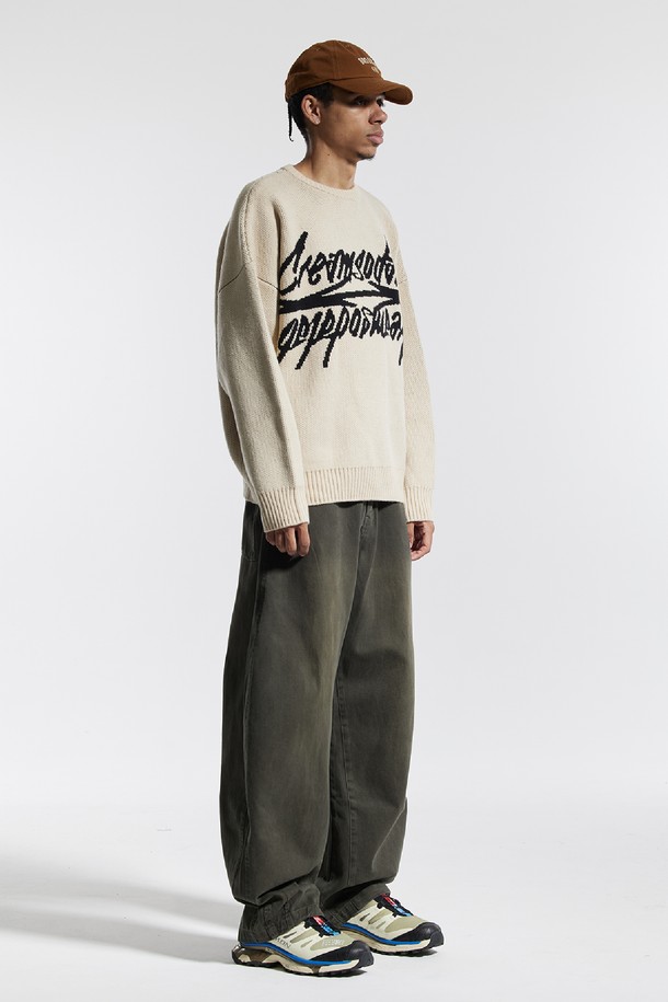 씨알에스디엘(CRSDL) 반밴딩 빈티지 프론트 워싱 와이드 벌룬 데님 팬츠는 캐주얼 스타일에 빈티지 무드를 더한 데님 팬츠입니다. 블랙, 네이비, 카키 3가지 색상으로 출시되었으며, 일상 및 동네 마실룩, 여행룩에 적합합니다. 부드러운 면 소재에 워싱 디테일이 더해져 자연스러운 멋을 연출하며, 허리 반밴딩으로 편안한 착용감을 제공합니다. 넉넉한 와이드 벌룬핏과 밑단 턱 디테일이 트렌디한 스타일을 완성하며, 뒷주머니는 실용성을 더합니다. 땀 흡수 및 통기성이 우수하여 봄, 가을에 쾌적하게 착용할 수 있습니다.
