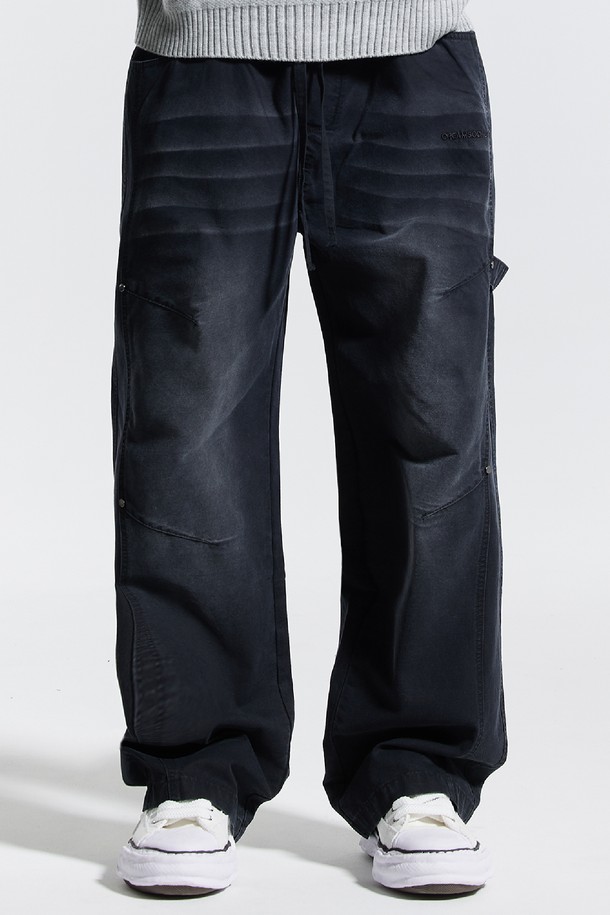 씨알에스디엘 빈티지 캣브러시 워싱 리벳 카펜터 팬츠는 남성용 카펜터 팬츠입니다. 블랙과 그레이 두 가지 색상으로 출시되었으며, 봄, 가을에 착용하기 좋습니다. 캐주얼과 스트릿 스타일을 모두 소화할 수 있으며, 루즈핏으로 편안한 착용감을 선사합니다. 면 소재에 빈티지 워싱 처리하여 독특한 멋을 살렸으며, 로고 자수, 패치 포켓, 해머 루프, 리벳 디테일로 포인트를 더했습니다. 
