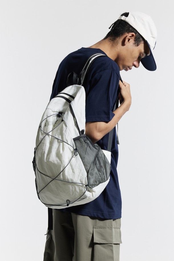 씨알에스디엘(CRS DSL) 나일론 데일리 트레이닝 러너 백팩은 일상, 러닝, 트레이닝 등 다양한 활동에 적합한 남성용 백팩입니다. 블랙 및 화이트 색상으로 출시되었으며, 가볍고 내구성이 뛰어난 나일론 소재를 사용하여 제작되었습니다. 미디엄 사이즈에 무지 패턴의 사각 형태 디자인으로, 로고 자수와 메쉬 포켓이 포인트로 더해졌습니다. 넓은 어깨끈과 루프 부착으로 편안한 착용감을 선사하며, 생활 방수 기능과 넉넉한 수납공간을 제공합니다. 특히, 전면 스트림 디자인과 필링 및 변형에 강한 내구성을 갖춰 미니멀, 스포티, 캐주얼 스타일을 연출하는 러닝룩에 활용하기 좋습니다.
